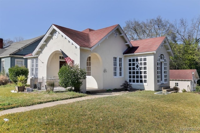 view of front of property featuring a front lawn