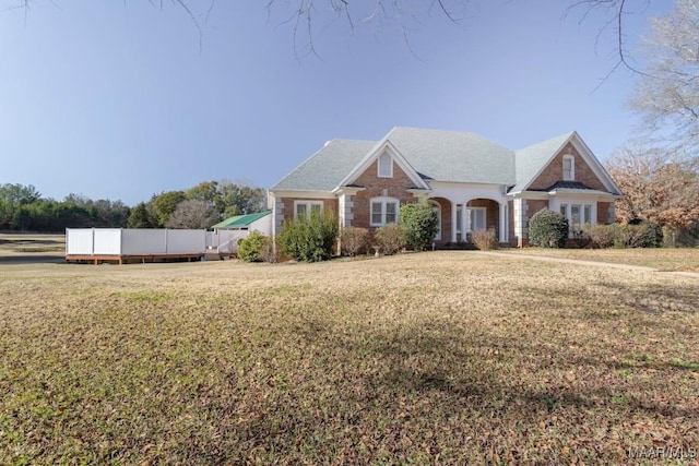 view of front of house featuring a front lawn