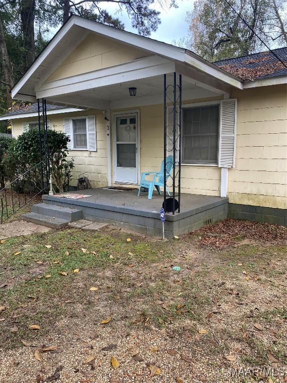 view of front facade with covered porch