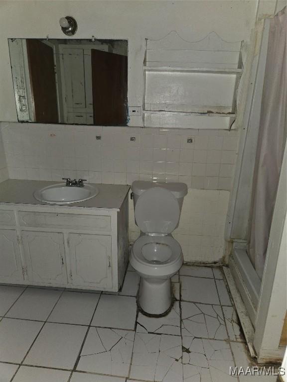 bathroom featuring decorative backsplash, a shower with shower curtain, tile patterned floors, vanity, and toilet