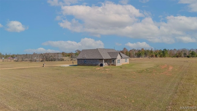 view of yard featuring a rural view