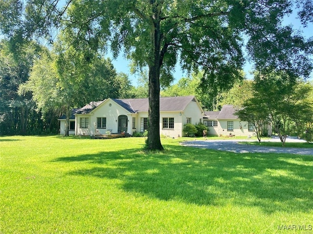 ranch-style house featuring a front lawn