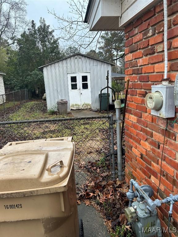 view of yard featuring a storage unit