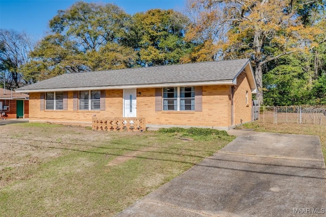 ranch-style house featuring a front yard