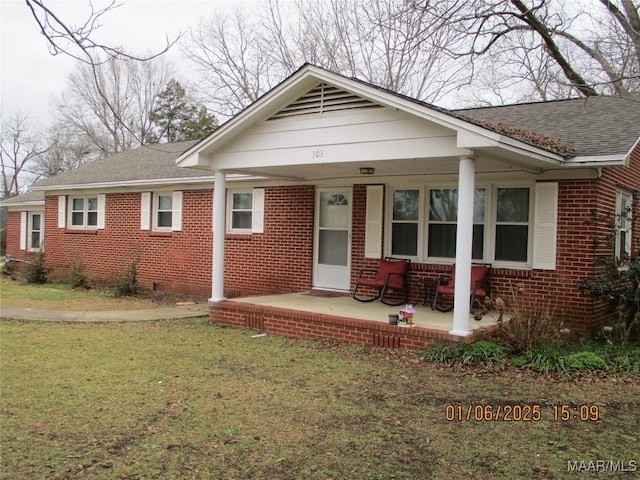 view of front facade featuring a porch and a front lawn