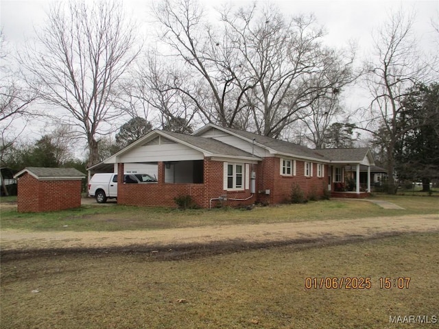 view of front of property with a front yard