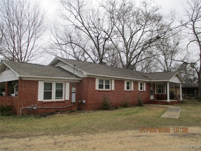 single story home featuring a front lawn