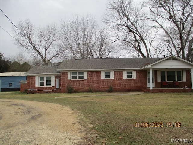 ranch-style house featuring a front yard