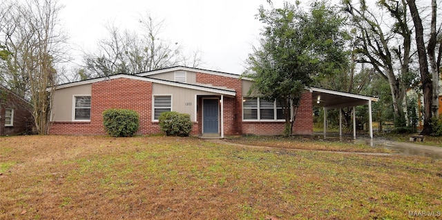 view of front of home featuring a carport and a front lawn