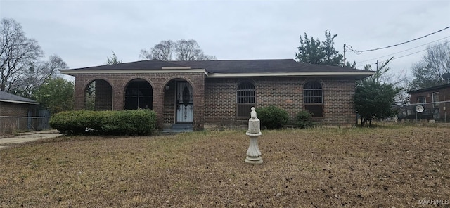 view of front of property with a front yard