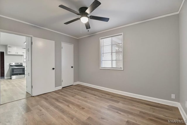 unfurnished bedroom featuring light hardwood / wood-style floors, ceiling fan, and crown molding