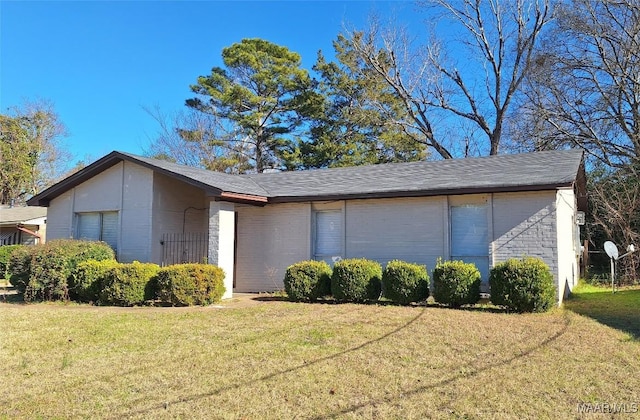 ranch-style house featuring a front yard