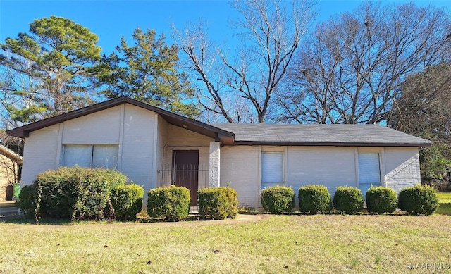 view of front of house with a front yard