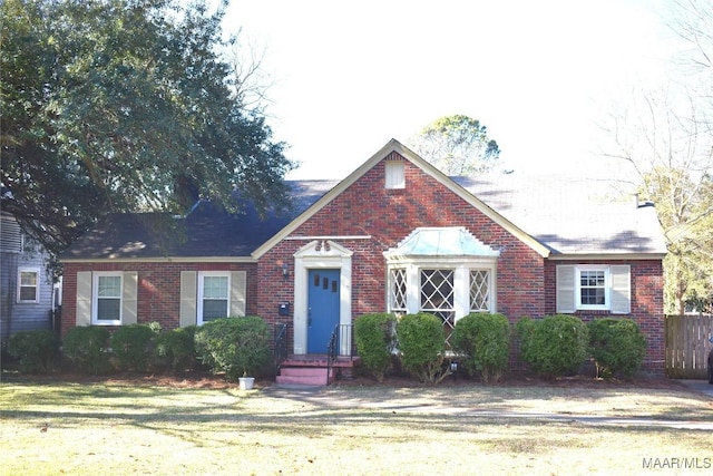 view of front facade with a front lawn