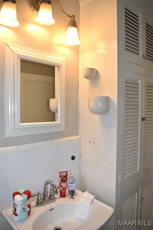 bathroom featuring sink