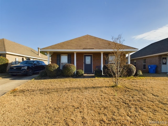 single story home featuring a front lawn