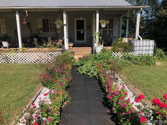 view of front of house with covered porch and a front lawn