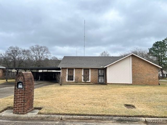 view of front of home with a carport and a front yard