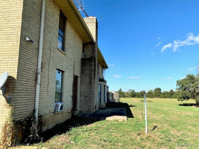 view of side of property featuring a lawn