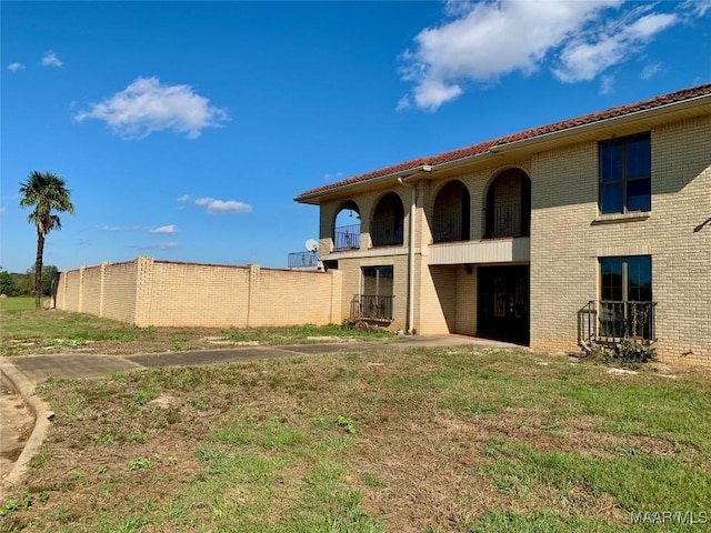 rear view of house featuring a lawn
