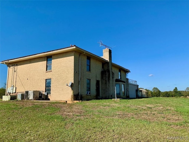 back of house featuring a yard