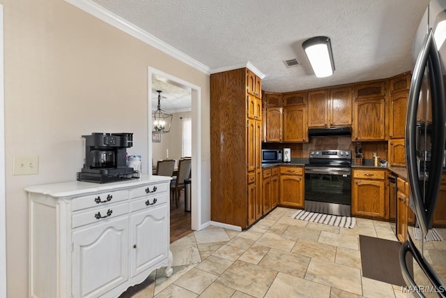 kitchen featuring a textured ceiling, an inviting chandelier, crown molding, and black appliances