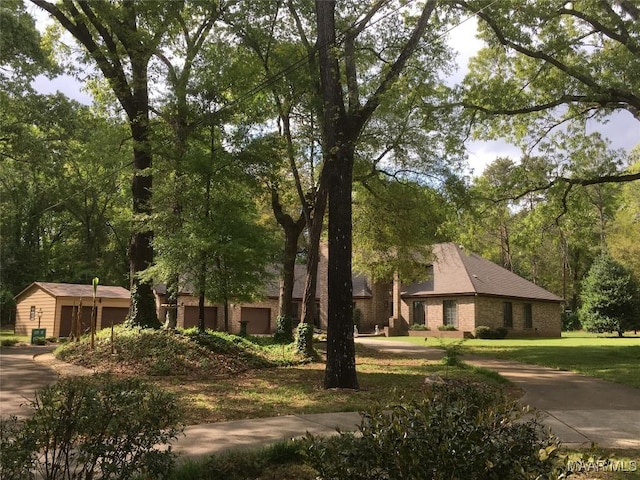 view of front of house featuring a front lawn