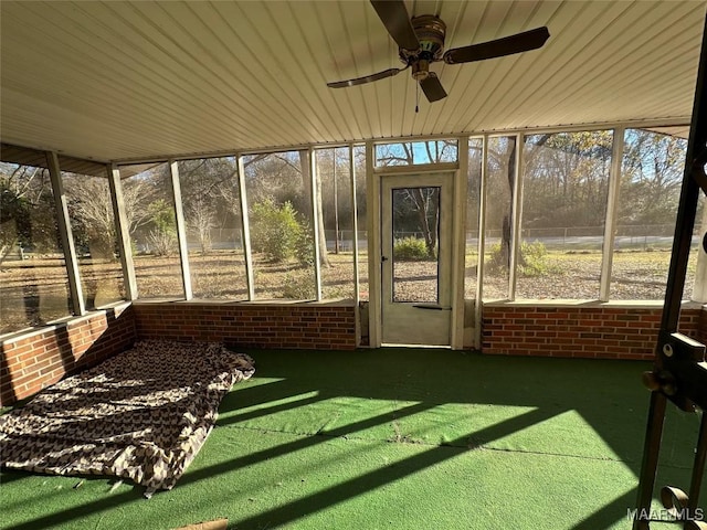 sunroom with ceiling fan