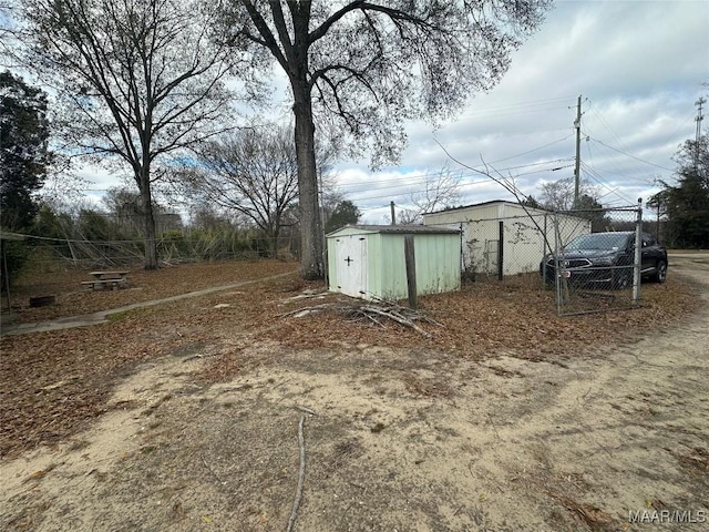 view of yard with a shed