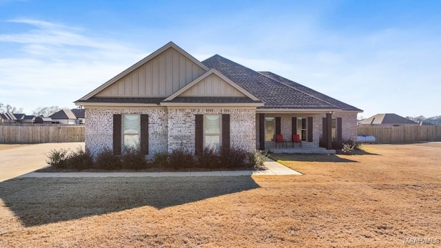 view of front of home featuring a front yard