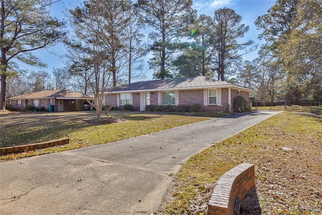 single story home featuring a front lawn