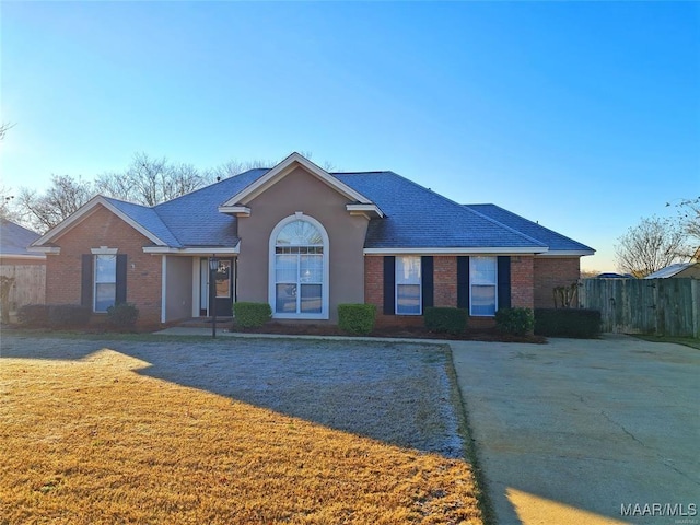 ranch-style home featuring a front lawn