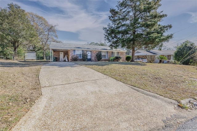 single story home with a front lawn