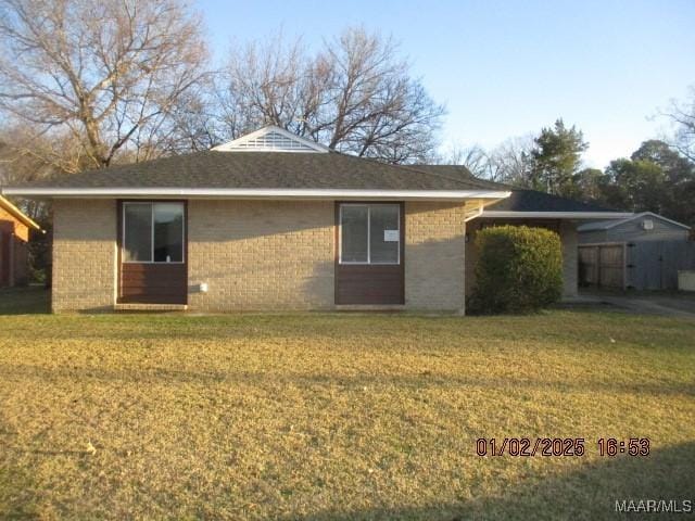 back of house featuring a lawn