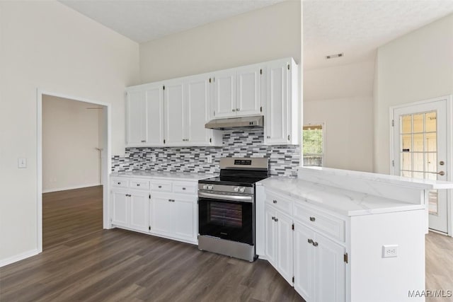 kitchen featuring backsplash, white cabinets, stainless steel stove, dark hardwood / wood-style floors, and kitchen peninsula