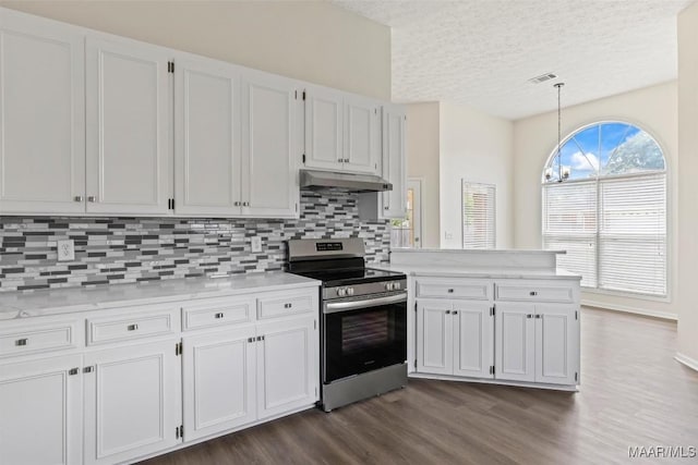 kitchen featuring kitchen peninsula, an inviting chandelier, white cabinets, stainless steel stove, and hanging light fixtures