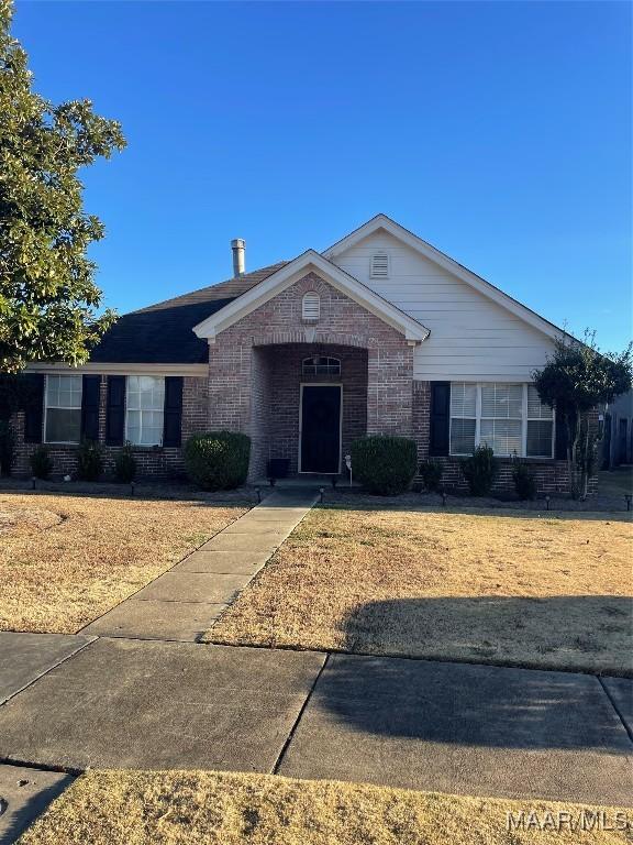 single story home with a front lawn