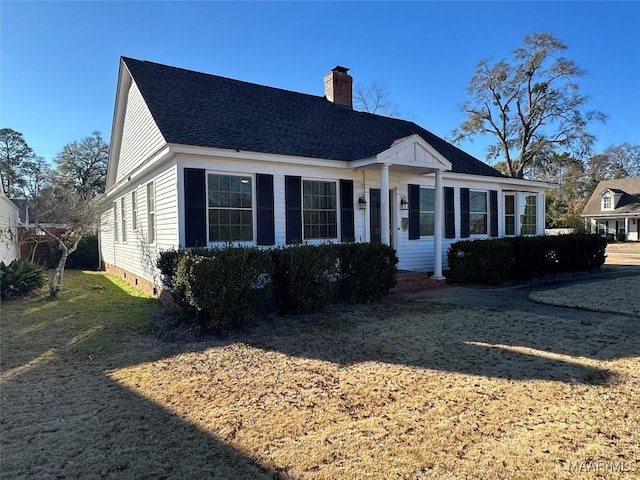 view of front facade featuring a front lawn