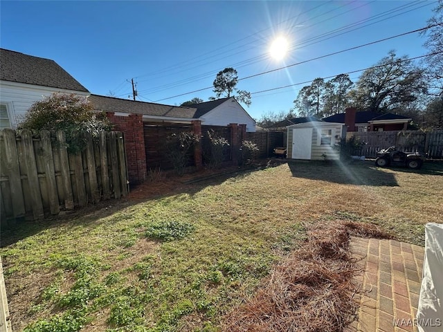 view of yard with a storage unit