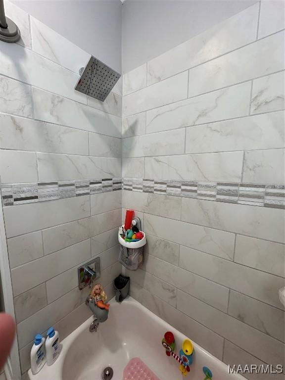 bathroom featuring tiled shower / bath combo