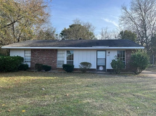 view of front facade with a front lawn