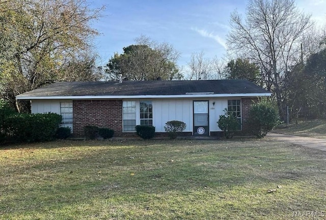 view of front of house with a front lawn