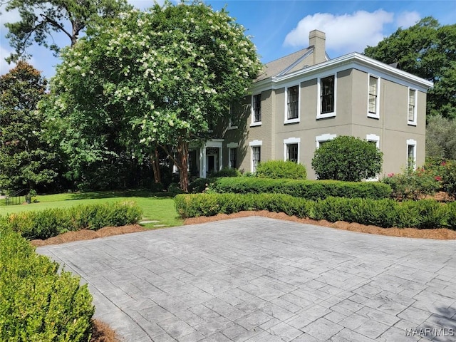 view of front of home featuring a patio area and a front lawn