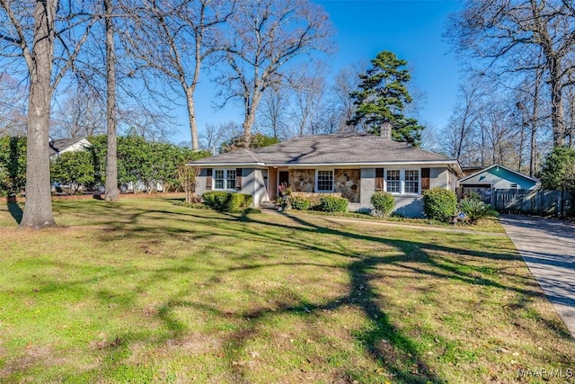 ranch-style house featuring a front lawn