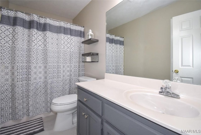 bathroom with toilet, a shower with curtain, and vanity