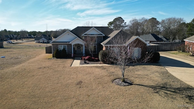 view of front of home featuring a front yard