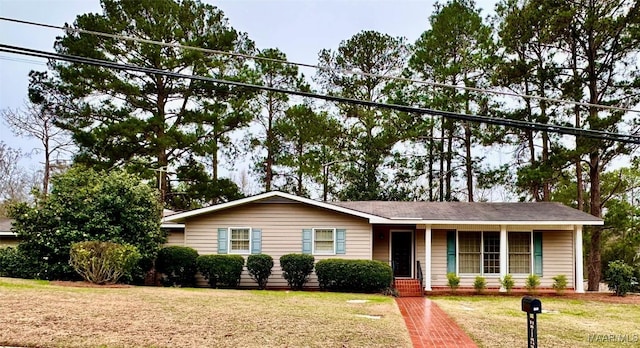 ranch-style home featuring a front lawn