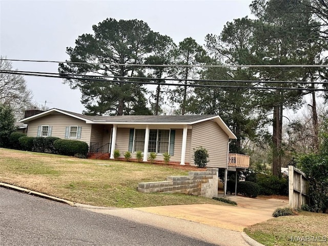 view of front of property featuring a front lawn