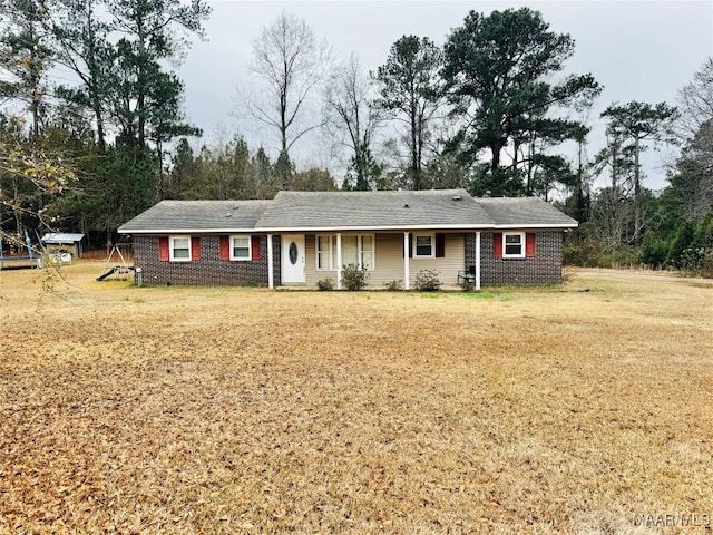 ranch-style house featuring a front yard