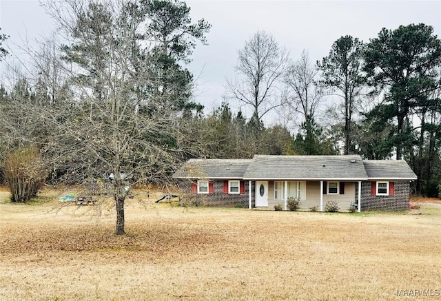 view of front of house featuring a front lawn